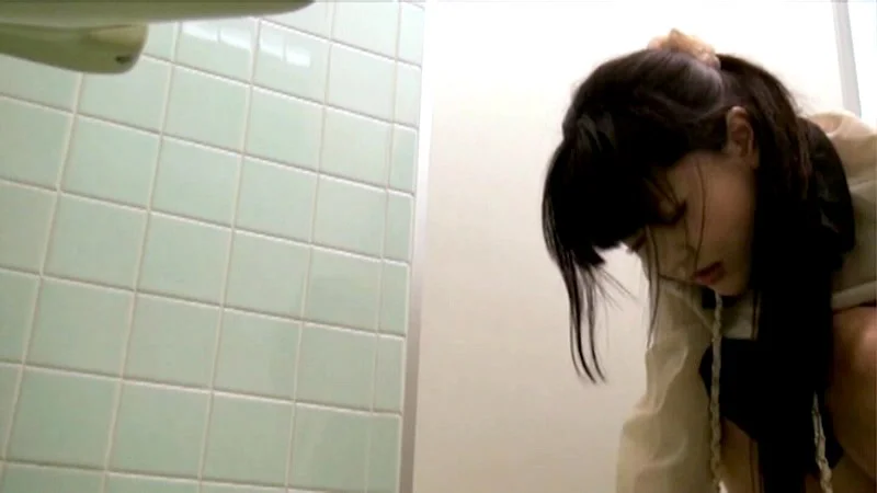 ヤバいぃ漏れるぅぅ… 盗撮 トイレ故障中 間に合わずに脱糞してしまった女の子たちはその大量のウンコをどうするのだろうか!?