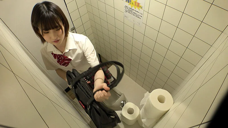 女子校生下校中公衆トイレ盗撮 発情期オナニー